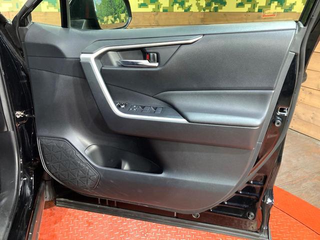 RAV4 ハイブリッドX バックカメラ 衝突被害軽減システム レーダークルーズ 禁煙車 ドラレコ コーナーセンサー スマートキー LEDヘッド ルーフレール ビルトインETC 純正17インチアルミ オートハイビーム(37枚目)