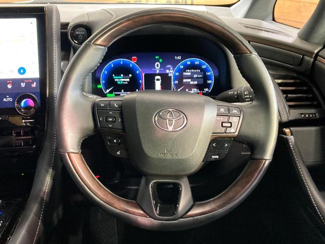 アルファードハイブリッド Ｚ　左右独立ガラスルーフ　純正１４型ディスプレイ　両側電動ドア　全周囲カメラ　衝突被害軽減システム　レーダークルーズ　禁煙車　電動リアゲート　前席シートエアコン　リアシートエアコン　前後席パワーシート（8枚目）