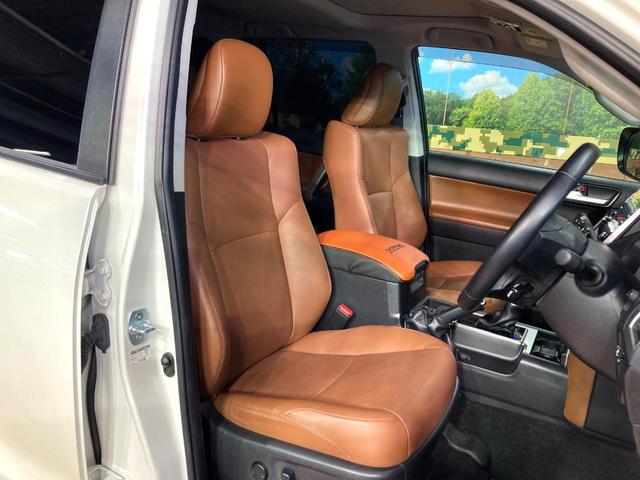 ランドクルーザープラド ＴＸ　Ｌパッケージ　７０ｔｈアニバーサリーリミテッド　ディーゼル　７人乗り　サンルーフ　純正ＳＤナビ　全周囲カメラ　衝突被害軽減システム　レーダークルーズコントロール　禁煙車　レザーシート　前席シートエアコン　ドライブレコーダー　コーナーセンサー（9枚目）