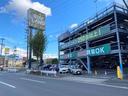 ズラッと並んだ展示車と大きな「SUVLAND」の看板が目印です!