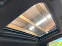 【サンルーフ】開放感たっぷりの希少装備、サンルーフが装着されています!車内に明かりを取り入れたり景色を楽しむ以外にも、車内の空気も簡単に換気できて快適です!