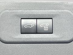 【パワーバックドア】スマートキーや運転席のボタンを押すだけでリアゲートが自動で開閉します！荷物を持っている時や、高い位置にあるバックドアを閉める際に便利な機能です♪ 7