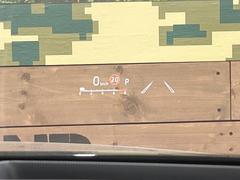 【カラーヘッドアップディスプレイ】現在の速度や走行情報をデジタル表示で運転席前方のガラスに投影！カラー付きで視認性も高く、運転中目線をずらさず必要な情報を確認できるのでとっても便利で安心！ 7