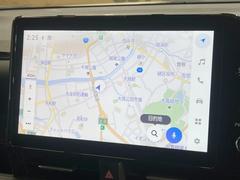 【純正ナビ】人気の純正ナビを装備しております。ナビの使いやすさはもちろん、オーディオ機能も充実！キャンプや旅行はもちろん、通勤や買い物など普段のドライブも楽しくなるはず♪ 4