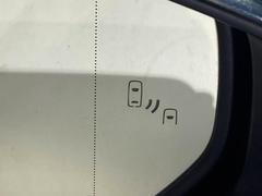 【後方車輛検知】走行中、ドアミラーの死角になりやすい箇所に後続車が接近するとサイドミラー付近に警告を表示、ドライバーに注意喚起をしてくれます。 5