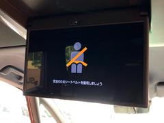 【後席モニター】家族や友人とお出かけする機会が多い方に大人気の後席モニターを装備！見やすい位置に画面がありテレビやＤＶＤの視聴も快適！友達もお子様も、後席にしか乗らなくなるかも？？ 4