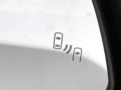 【ブラインドスポットモニター】走行中、ドアミラーの死角になりやすい箇所に後続車が接近するとサイドミラーのレンズに警告を表示！ドライバーに注意喚起をしてくれます。 7