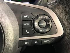 【レーダークルーズコントロール】高速道路での長距離走行が楽に！！自動で速度を保つクルーズコントロールが、衝突軽減システムと連携し、前方の車両を感知して車間を保つように速度調節してくれます！！ 5