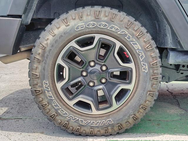 ジープ・ラングラーアンリミテッド 　ルビコン　ハードロック　４ＷＤ　ＥＴＣ　バックカメラ　オートクルーズコントロール　ナビ　ＴＶ　キーレスエントリー　シートヒーター　ＡＴ　ＣＤ　ＵＳＢ　ミュージックプレイヤー接続可　Ｂｌｕｅｔｏｏｔｈ（42枚目）