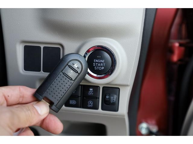 付いてて便利！とても人気の高い装備のスマートキーシステム。キーを携帯しているだけで、ドアロックの開閉並びにエンジンの始動が可能な装備です。プッシュスタートですのでエンジンの始動もボタンを押すだけです