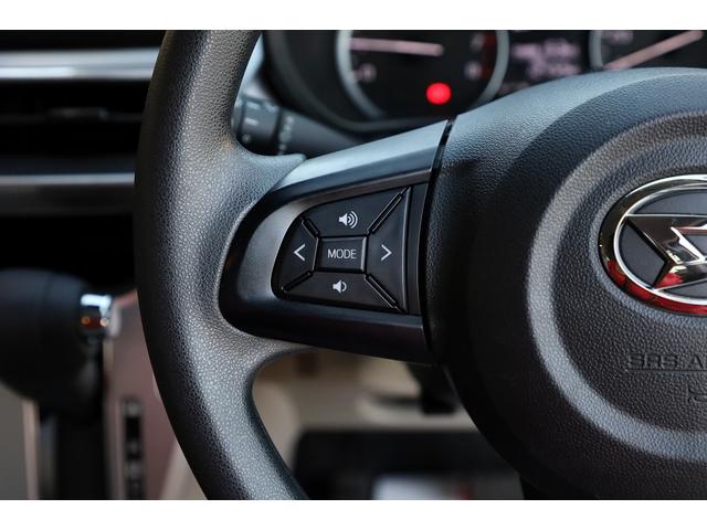 自ら操るハンドル！ドライバーの生命線です。目線を大きくそらすことなくボタンの操作を行うことができるので、安全にも配慮できますね。