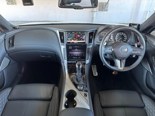 スカイライン ４００Ｒ　インテリジェントクルコン　ナビ　フルセグＴＶ　アラウンドビューモニター　ＬＥＤライト　スマートキー２個　黒革シート　ドラレコ　ＥＴＣ　ソナー　パワーシート　純正１９インチＡＷ　シートヒーター（2枚目）