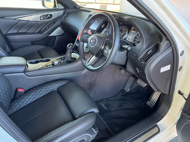 スカイライン ４００Ｒ　インテリジェントクルコン　ナビ　フルセグＴＶ　アラウンドビューモニター　ＬＥＤライト　スマートキー２個　黒革シート　ドラレコ　ＥＴＣ　ソナー　パワーシート　純正１９インチＡＷ　シートヒーター（56枚目）