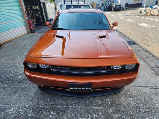 ダッジ・チャレンジャー Ｒ／Ｔ　５７００ｃｃ　ボーラマフラー　アメリカンレーシングホイール　アイバッハダウンサス　黒革シート　スマートキー　サンルーフ（10枚目）