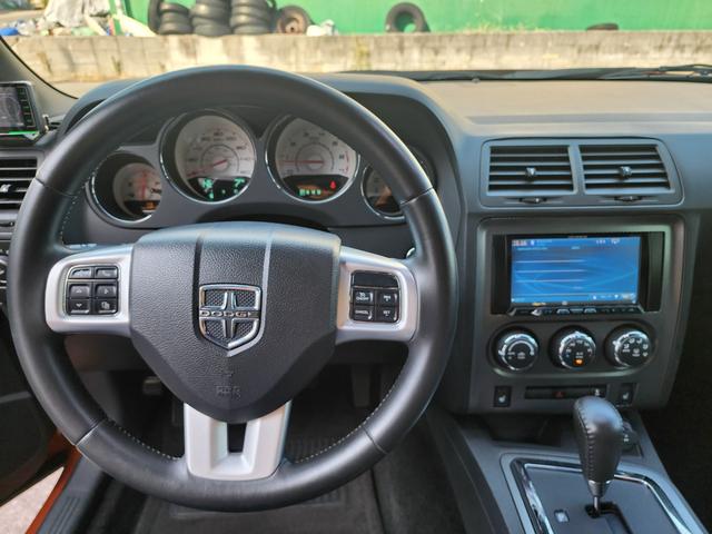 ダッジ・チャレンジャー Ｒ／Ｔ　５７００ｃｃ　ボーラマフラー　アメリカンレーシングホイール　アイバッハダウンサス　黒革シート　スマートキー　サンルーフ（17枚目）