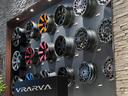 ショールーム内にはVRARVAオリジナルホイール、VERZ-CROSSシリーズを展示しております。こだわりの自社ホイールは様々な車種に対応します。足回りカスタムでお悩むの方は是非VRARVA名古屋へ。