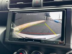 【バックカメラ】駐車時に後方がリアルタイム映像で確認できます。大型商業施設や立体駐車場での駐車時や、夜間のバック時に大活躍！運転スキルに関わらず、今や必須となった装備のひとつです！ 4