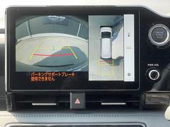 駐車時に後方がリアルタイム映像で確認できます。大型商業施設や立体駐車場での駐車時や、夜間のバック時に大活躍！運転スキルに関わらず、今や必須となった装備のひとつです！ 4