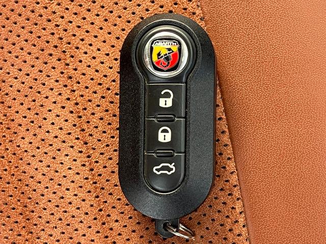 アバルト595 コンペティツィオーネ 禁煙車 カロッツェリアナビ フルセグTV バックカメラ クリアランスソナー 純正17インチAW HIDヘッドライト ハーフ革 パドルシフト リモコンキー ブレンボ製ブレーキキャリパー ETC ドラレコ(74枚目)