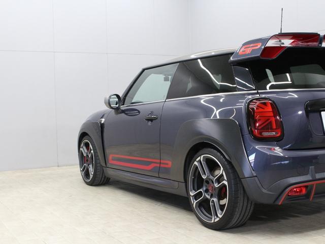 ＭＩＮＩ ジョンクーパーワークスＧＰ　世界限定３００台　日本限定２４０台　＃２７２　カーボンフェンダー　１８インチ鍛造ホイール　ステンレスエグゾースト　パドルシフト　アルカンターラステアリング純正あり　ドライブレコーダー　ＧＰＳレーダー（30枚目）