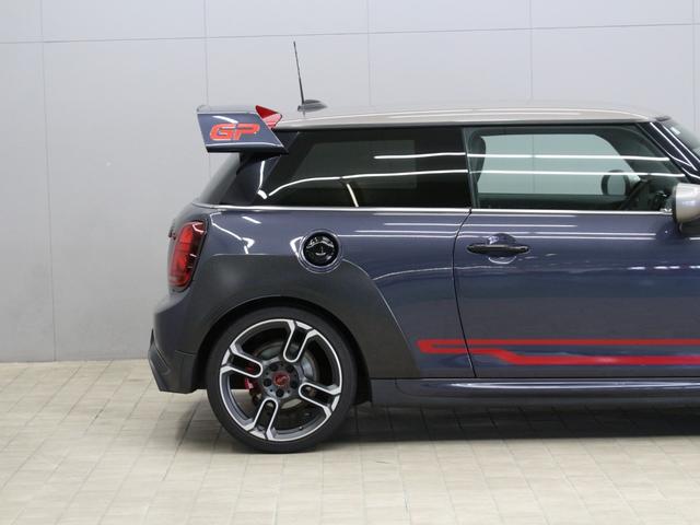 ＭＩＮＩ ジョンクーパーワークスＧＰ　世界限定３００台　日本限定２４０台　＃２７２　カーボンフェンダー　１８インチ鍛造ホイール　ステンレスエグゾースト　パドルシフト　アルカンターラステアリング純正あり　ドライブレコーダー　ＧＰＳレーダー（33枚目）