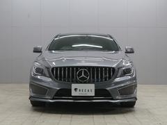 おしゃれなカラーのＣＬＡ２５０シュポルト４マチック４ＷＤが入庫いたしました。センス良くカスタムも行われた１台となっております。パナメリカーナグリル、フロントリップスポイラーも装備されております。 2