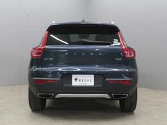 ＸＣ４０の特長は様々な機能が充実している点となります。パワーリアゲートはもちろん３６０度カメラ、リアカメラ、パークセンサー、クロストラフィックアラートと装備が充実しております。 4