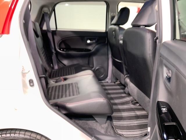 後席も余裕の広さ！ゆったりくつろげます！！