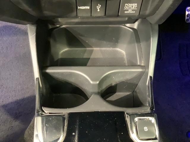 フィットハイブリッド Ｓパッケージ　あんしんＰＫＧ　１年保証　ワンオーナー　純正ナビ　ＴＶ　Ｒカメラ　ＢＴオ－ディオ　ＤＶＤ　ドラレコ　ＥＴＣ　ＬＥＤライト　ＶＳＡ　クルコン　アルミ　フォグ　スマートキー　盗難防止装置　整備記録簿（27枚目）