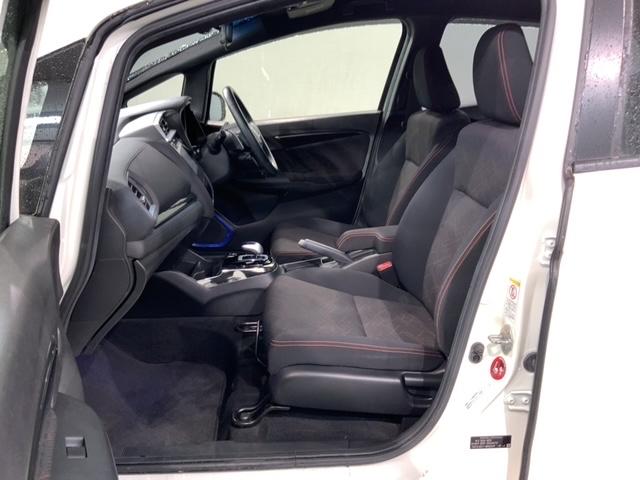 フィットハイブリッド Ｓパッケージ　あんしんＰＫＧ　１年保証　ワンオーナー　純正ナビ　ＴＶ　Ｒカメラ　ＢＴオ－ディオ　ＤＶＤ　ドラレコ　ＥＴＣ　ＬＥＤライト　ＶＳＡ　クルコン　アルミ　フォグ　スマートキー　盗難防止装置　整備記録簿（31枚目）