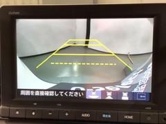 リバースギアに入れるだけで後方の表示へ切り替わります。夜間や雨の日の駐車も楽になりますよ。 6