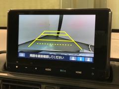 リバースギアに入れるだけで後方の表示へ切り替わります。夜間や雨の日の駐車も楽になりますよ。 6