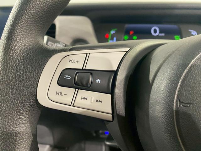 【ステアリングリモコン】ステアリングにオーディオ調節可能なスイッチが装備されていますので運転中でも視線をそらさずにオーディオの調節が可能です！