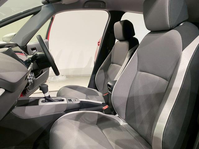 体を包み込むような形状で、しっかりと体を支えてくれます！長時間の運転も快適にしてくれるシートです！