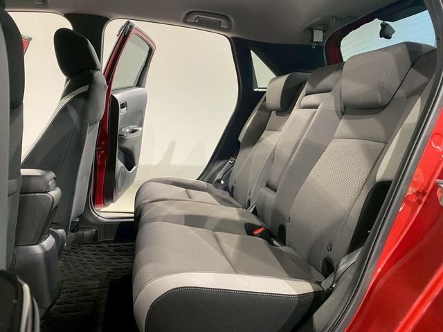 清潔で広々したシートです！後部座席でもゆったり快適に過ごせるので、後ろに座る人たちもドライブが楽しくなりますよ。是非、現車を見て体感してみてください。