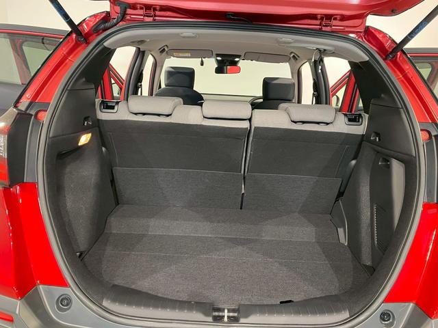 後部座席に乗車時もこれだけのラゲッジスペースを確保できます。