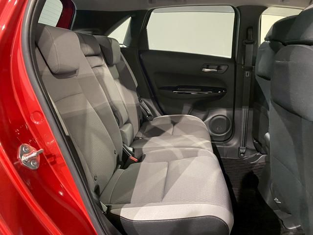 清潔で広々したシートです！後部座席でもゆったり快適に過ごせるので、後ろに座る人たちもドライブが楽しくなりますよ。是非、現車を見て体感してみてください。