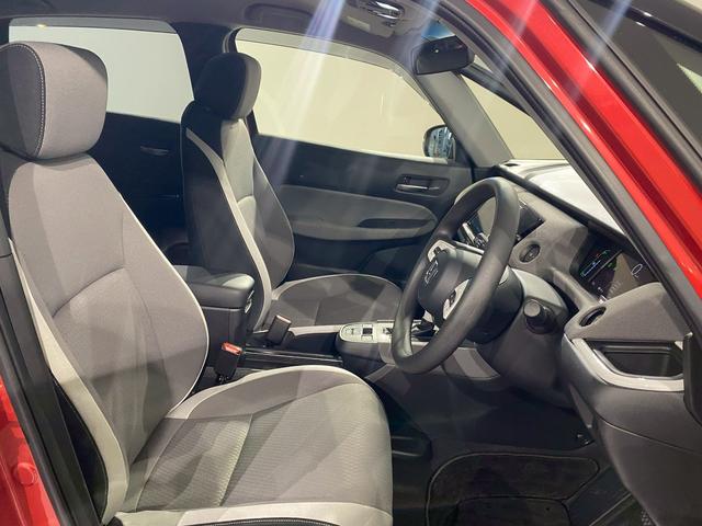 体を包み込むような形状で、しっかりと体を支えてくれます！長時間の運転も快適にしてくれるシートです！