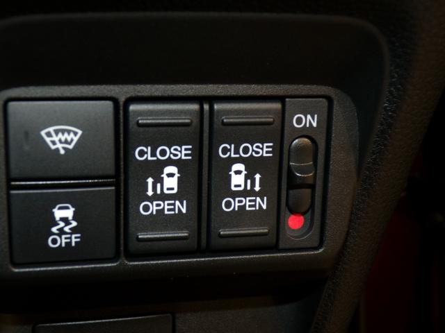 【電動スライドドア】ボタン一つで自由自在に開閉が可能！指先一つで運転席からどちらのドアも開閉できるので非常に便利な装備です！挟み込み防止機能もついているので小さなお子様がいる方も安心です！