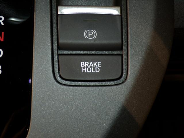 【ブレーキホールド】信号待ちなどでブレーキを踏み続けなくともブレーキがキープされます！アクセルペダルを踏むと解除され発進することが可能です！
