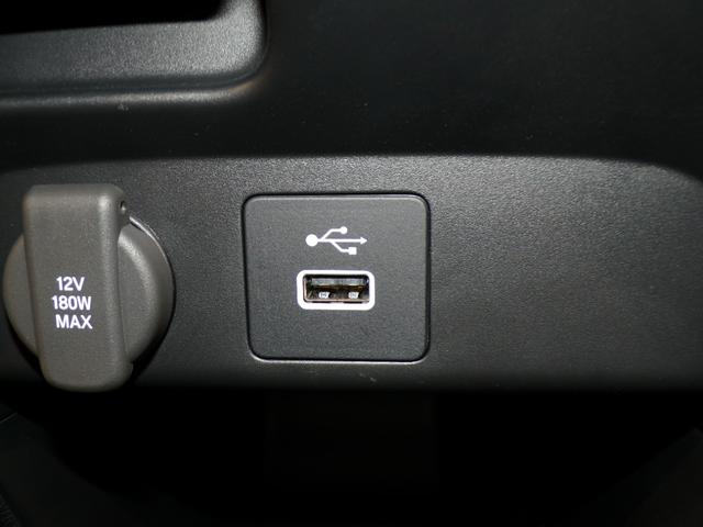 ＵＳＢポートも装備されています、スマートフォンの充電やオーディオに連携も可能です、今や欠かせない装備の一つです！