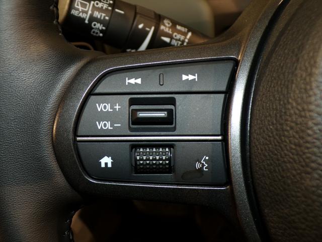 【ステアリングリモコン】ステアリングにオーディオ調節可能なスイッチが装備されていますので運転中でも視線をそらさずにオーディオの調節が可能です！