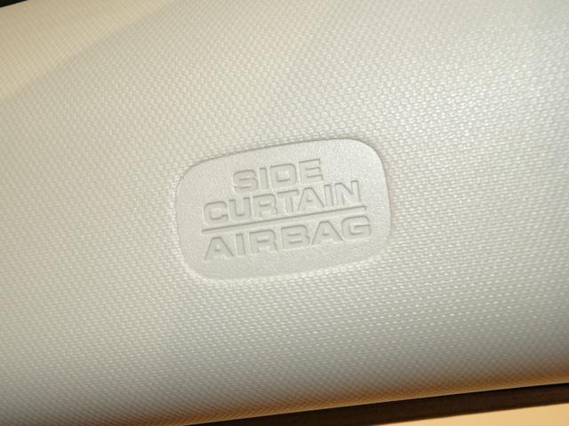 【サイドエアバッグ】サイドエアバッグが装備されています。事故の衝撃を感知したら乗員とドアの間で瞬時にエアバッグが開き、乗員の頭部と胸部を守り上体への衝撃を軽減します。