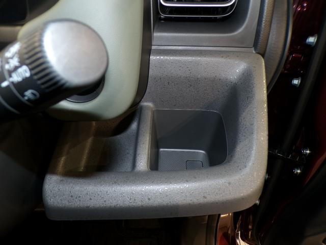 運転席の届きやすいところにドリンクホルダーがついています。視線をそらすことなく手に取れるので運転に集中できて安心ですね。