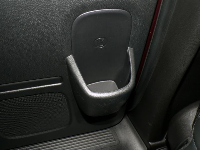 後部座席にもドリンクホルダーがついています。