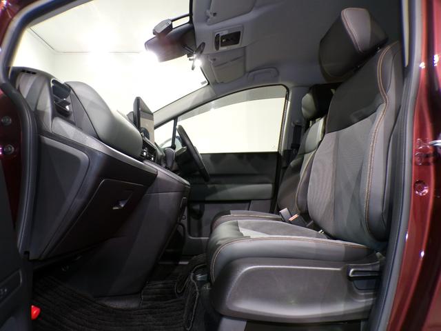 体を包み込むような形状で、しっかりと体を支えてくれます！長時間の運転も快適にしてくれるシートです！