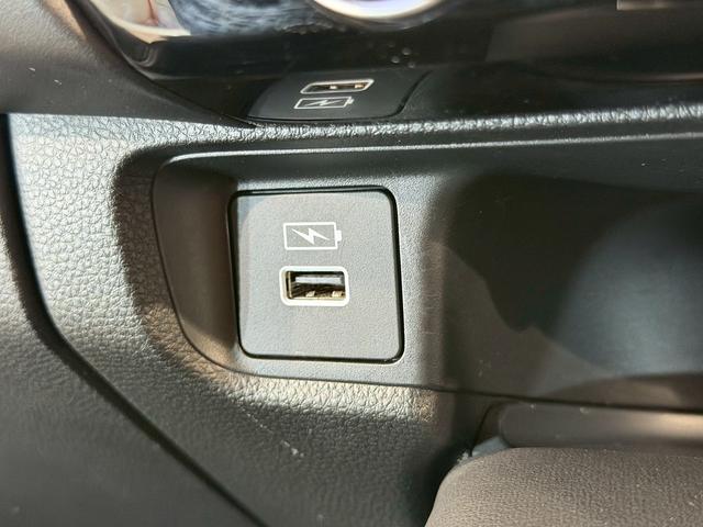 ヴェゼル ｅ：ＨＥＶＺ　ホンダコネクトドラレコ　ヒートシーター　盗難防止装置　ドラレコ付き　Ｒカメラ　フルセグテレビ　スマ－トキ－　ＥＴＣ車載器　アクティブクルーズ　Ｐセンサー　サイドエアバッグ　ナビＴＶ　フルオートエアコン（11枚目）