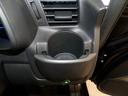 運転席の届きやすいところにドリンクホルダーがついています。視線をそらすことなく手に取れるので運転に集中できて安心ですね。