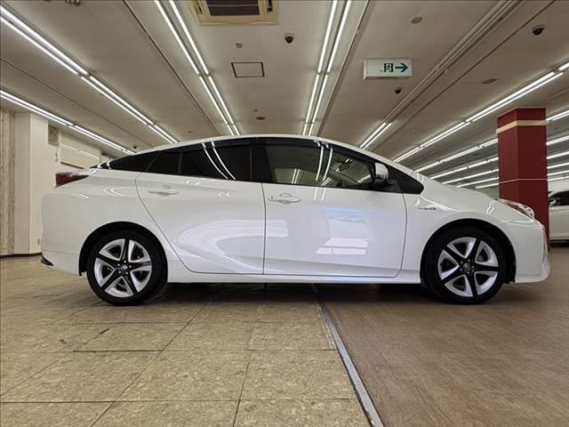 プリウス Ｓツーリングセレクション　禁煙車　純正９インチナビ　バックカメラ　フルセグテレビ　Ｂｌｕｅｔｏｏｔｈ　ＬＥＤヘッドライト　シートヒーター　スマートキー　ＥＴＣ　純正１７インチアルミホイール　電動格納ミラー　フォグランプ（15枚目）