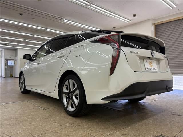 プリウス Ｓツーリングセレクション　禁煙車　純正９インチナビ　バックカメラ　フルセグテレビ　Ｂｌｕｅｔｏｏｔｈ　ＬＥＤヘッドライト　シートヒーター　スマートキー　ＥＴＣ　純正１７インチアルミホイール　電動格納ミラー　フォグランプ（18枚目）